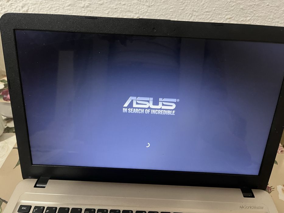 Vând laptop asus 650 de lei pret usor negociabil