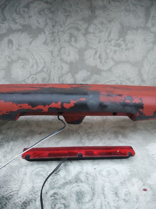 Продам спойлер, загрунтован. Есть стопарь.