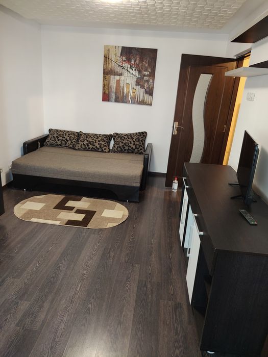 Închiriez garsoniera