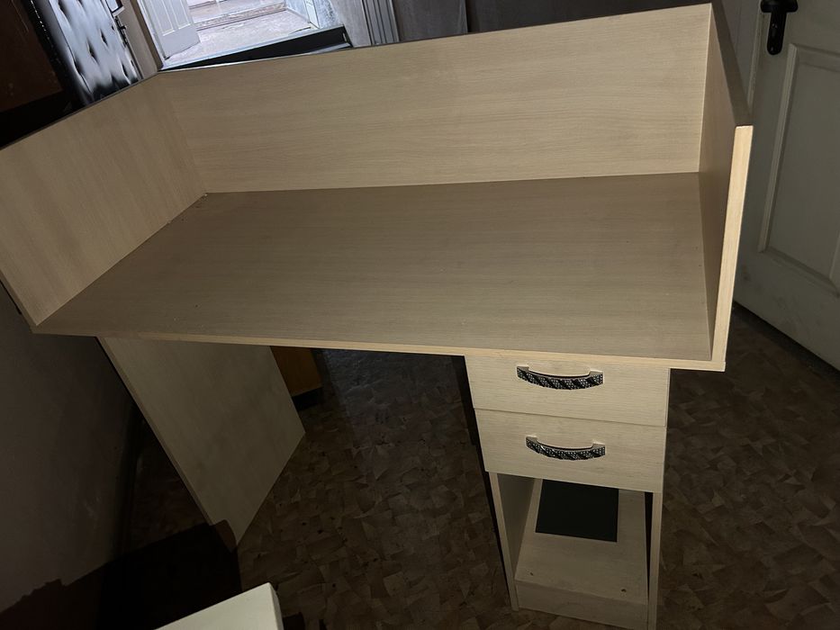 3 разных деревянных стола