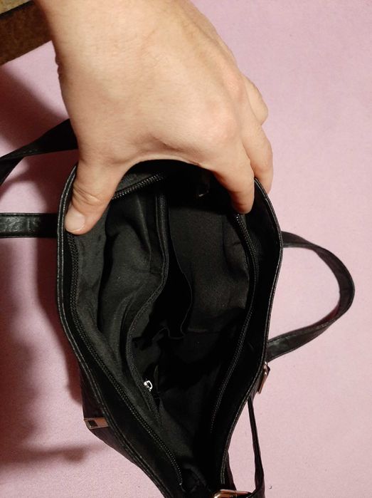 Дамска кожена чанта с много джобове