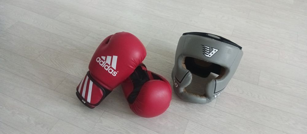 Продам боксерские перчатки с шлемом