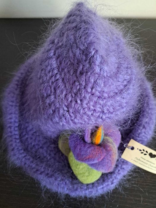 Много красива ръчно плетена шапка