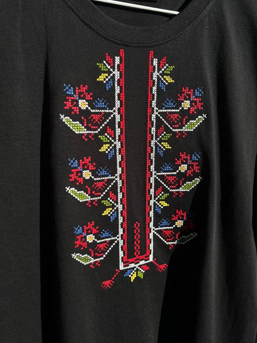 Тениски с бродерия