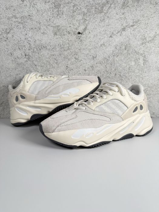 Yeezy Boost 700 Analog