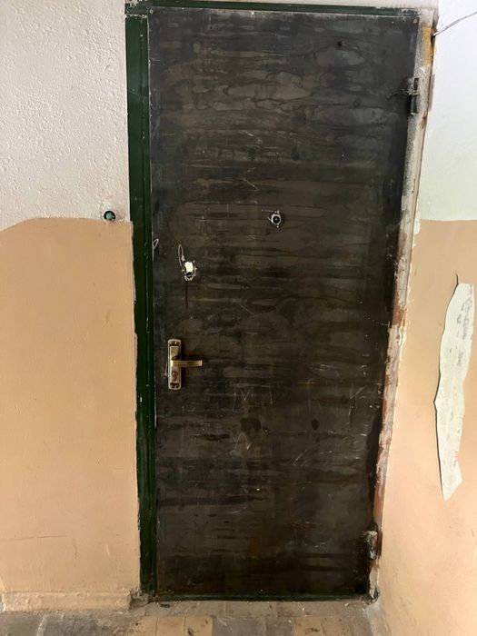 Eshik podyezdan kirish srochna sotiladi 500ming