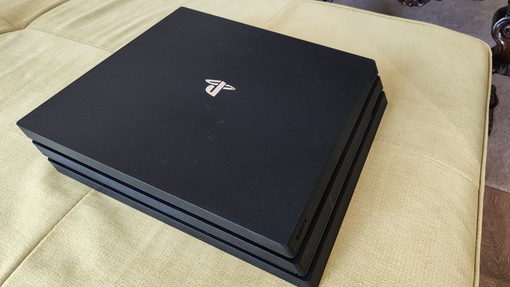 PS4 Pro (1TB + 1 Joystick)