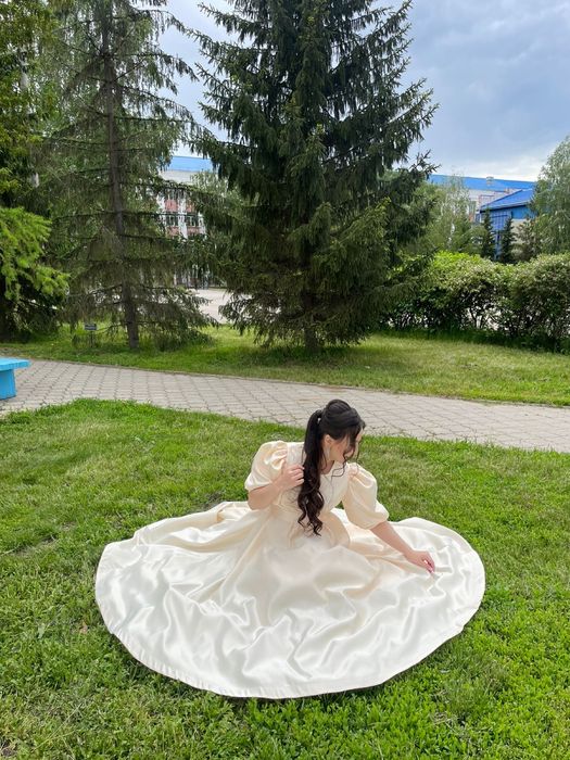 продам платье бежевое