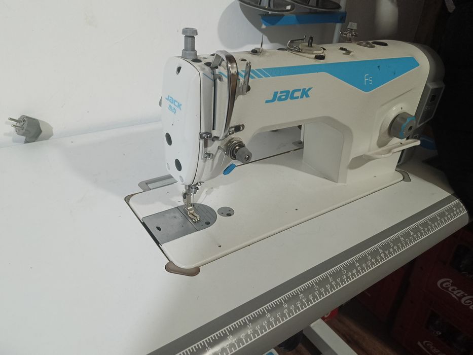 Tikuv mashinasi va averlok, jack brendi.