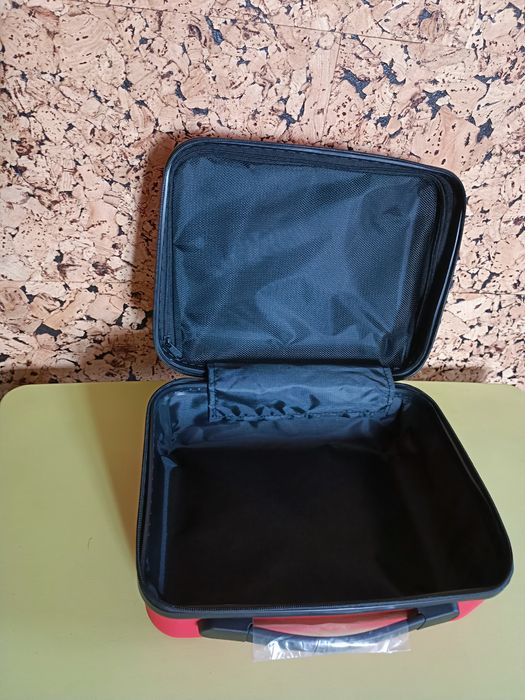 Чемодан красный и зеленый  новый