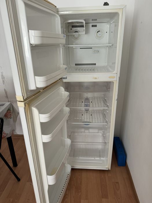 Продам двухкамерный холодильник LG б/у.