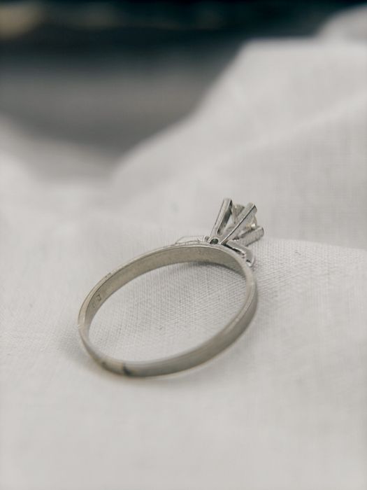 Пръстен от бяло злато с диамант