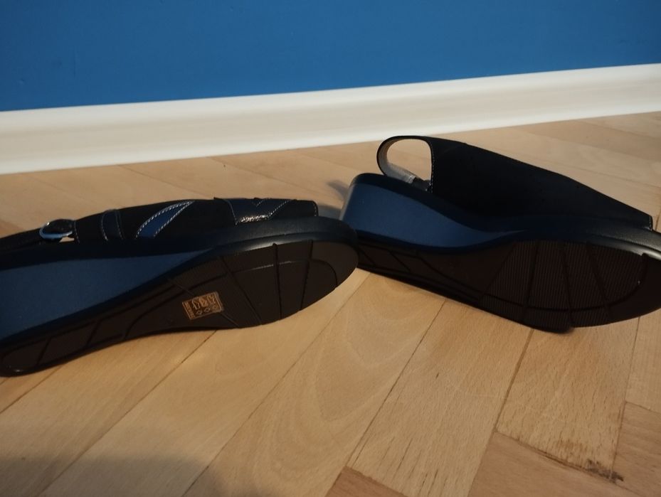 Черни сандали от велур