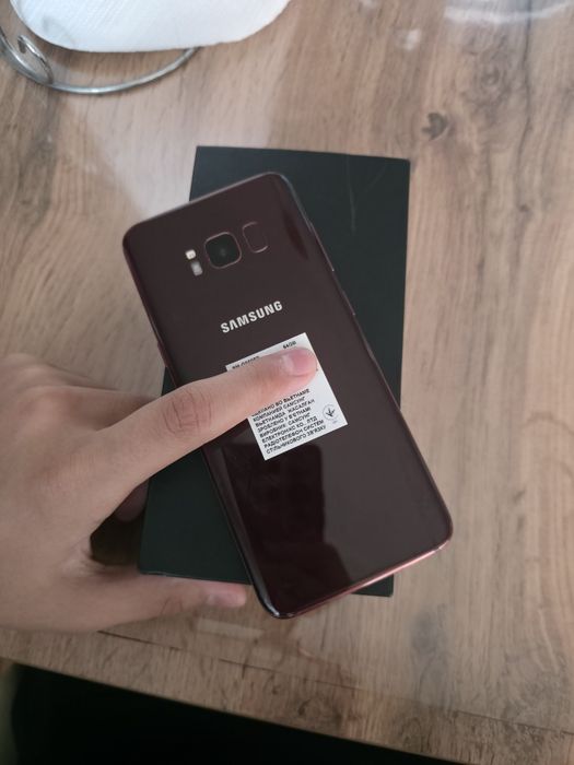 Продам Samsung s8 в хорошем состоянии