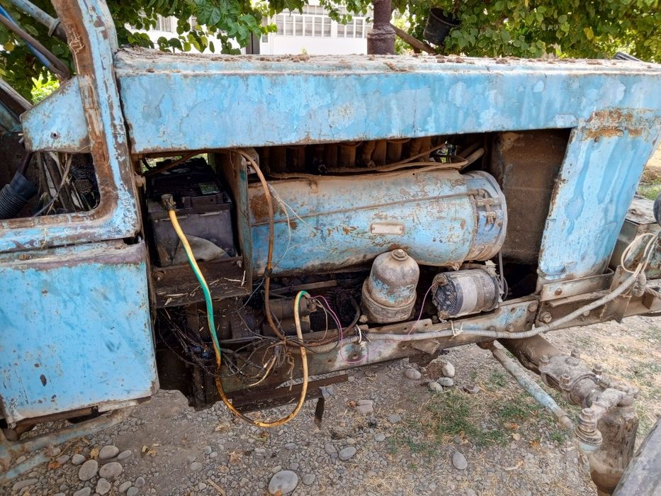 T40 traktor sotiladi
