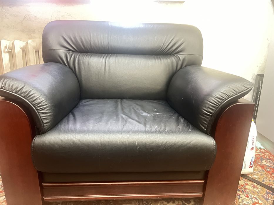 Два кожаных кресла