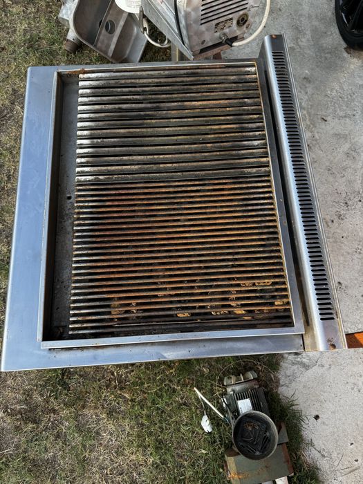 Grătar profesional pe gaz cu plită din fontă striată – inox – ideal restaurant/fast-food