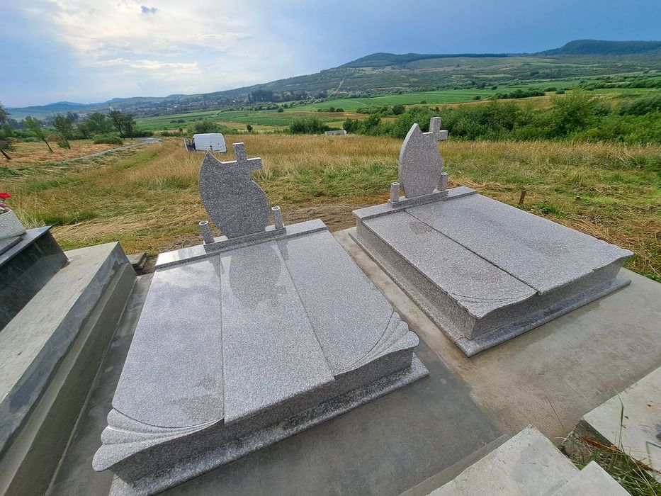 Executam Monumente Funerare din marmura granit și mozaic
