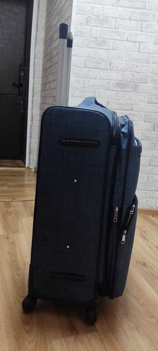 Новый синий чемодан