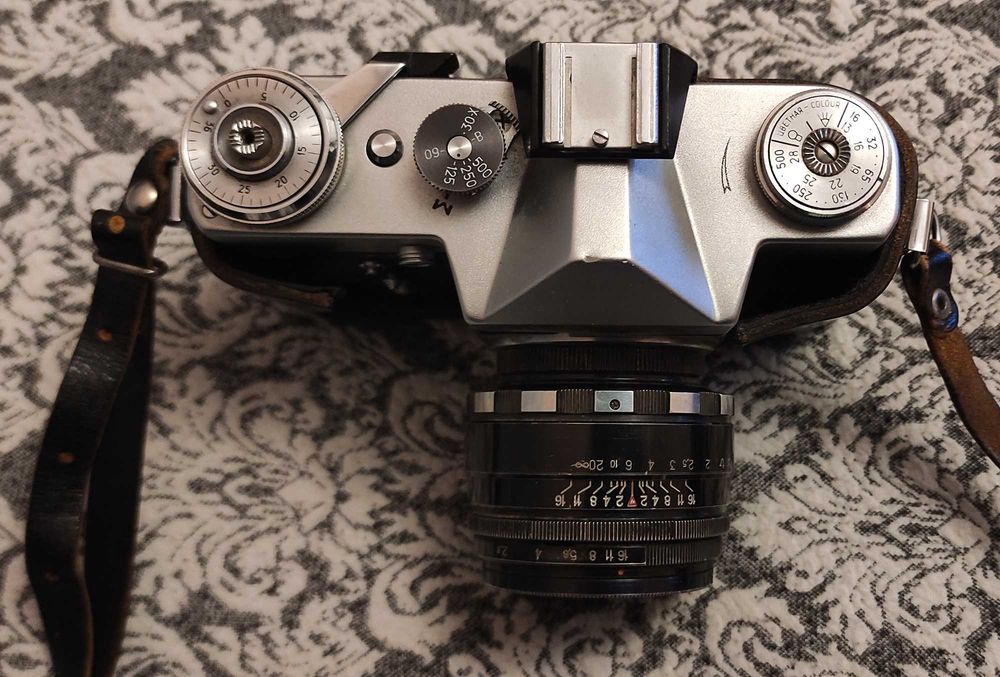 Зеркальный фотоаппарат "Зенит-В" с фотообъективом "Гелиос-44"