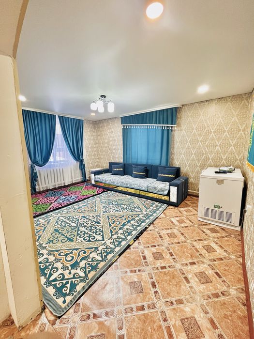 Тез арада үй сатылады.