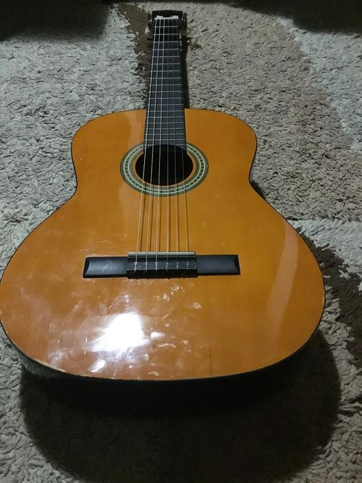 Ghitara acustica cu corzi noi