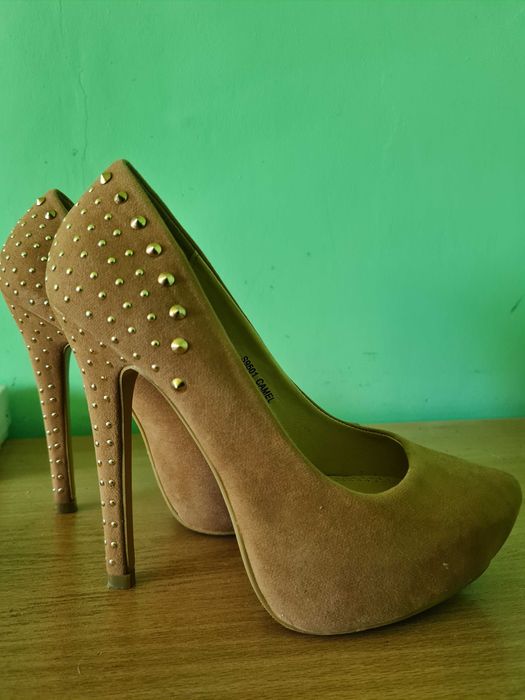 Дамски обувки на висок ток