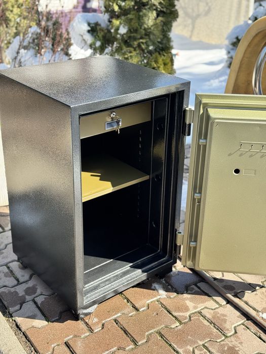 Сейф Diplomat в идеальном состоянии