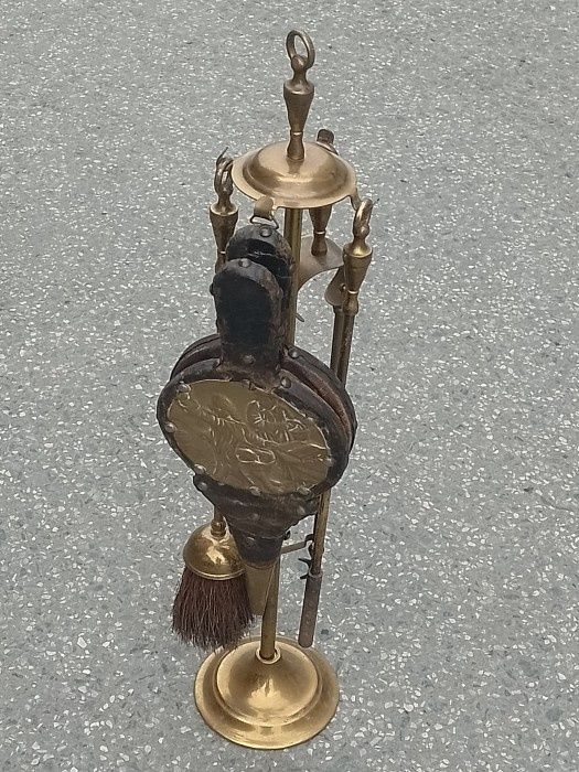 Set ustensile pentru șemineu din bronz ,piese cu o lucrătură de