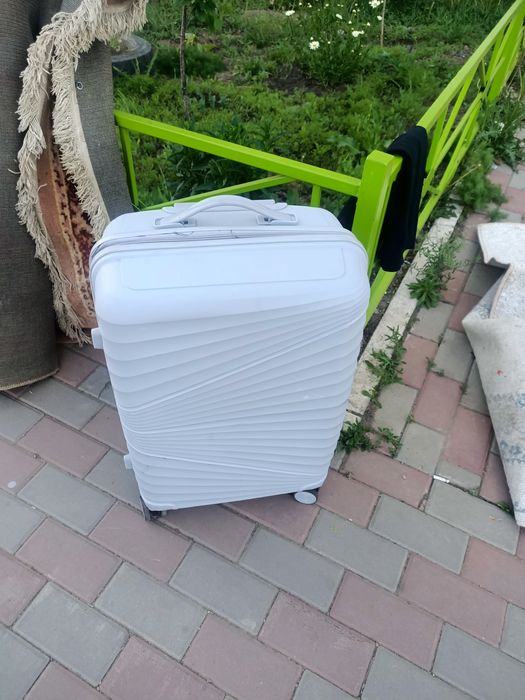 Отдам ковры паласы и чемодан
