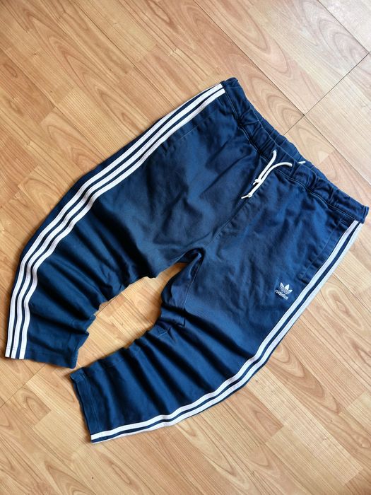 Pantaloni pants joggers sweatpants wide rugged material Adidas Originals 7/8 cropped length navy blue cotton