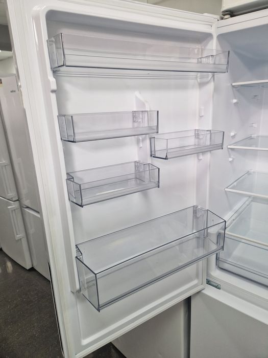 Хладилник с фризер Hoover A++ No Frost