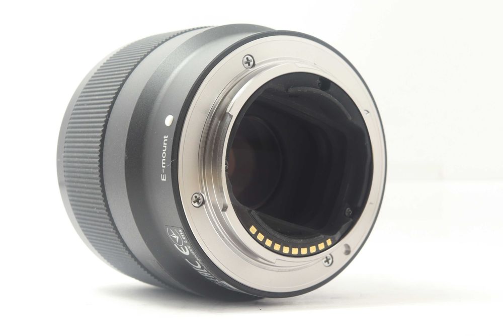 Vând obiectiv Sony FE 50mm f/1.8 pentru montură Sony E, full-frame, în stare excelentă, practic ca nou.