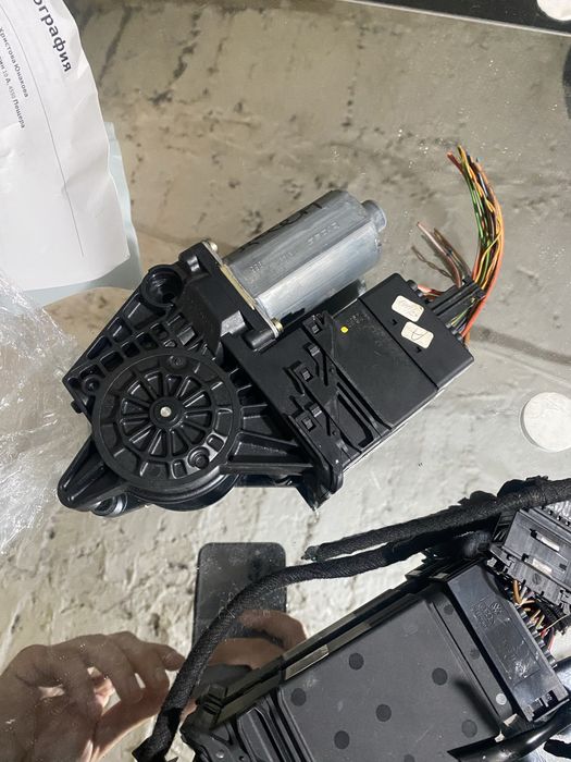 Два броя машинки за ел стъкла