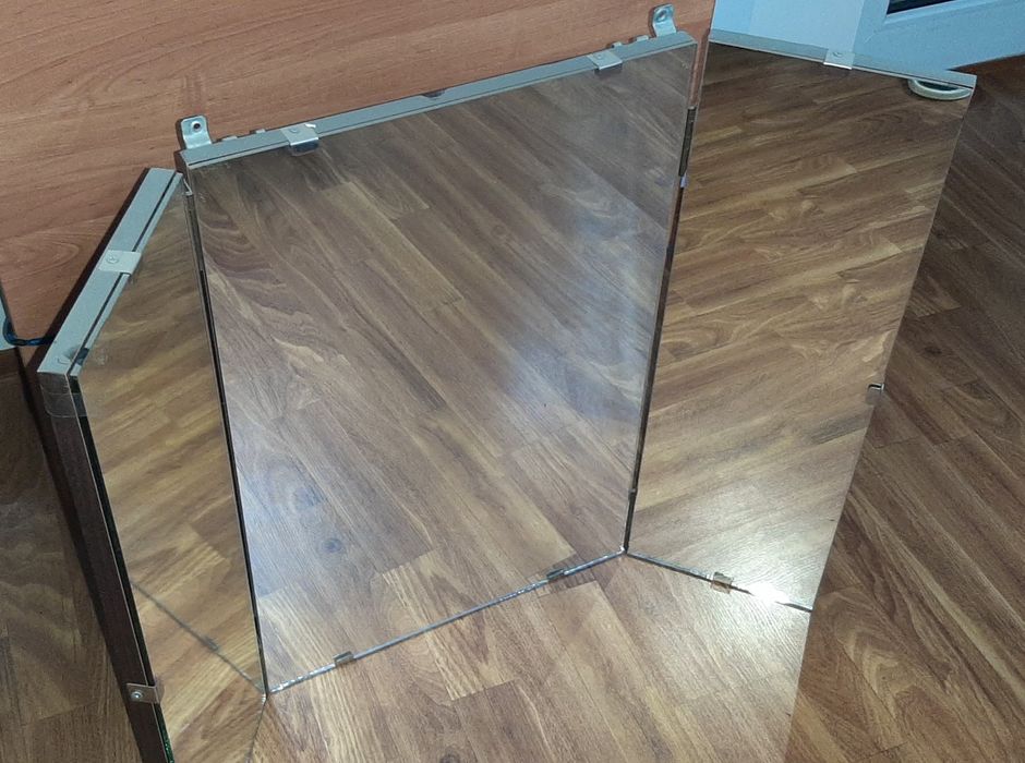 Продам Зеркало трёхстворчатое для парикмахеров.