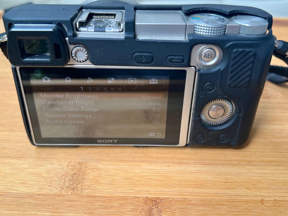 Aparat foto mirrorless Sony A6000 + husă de silicon