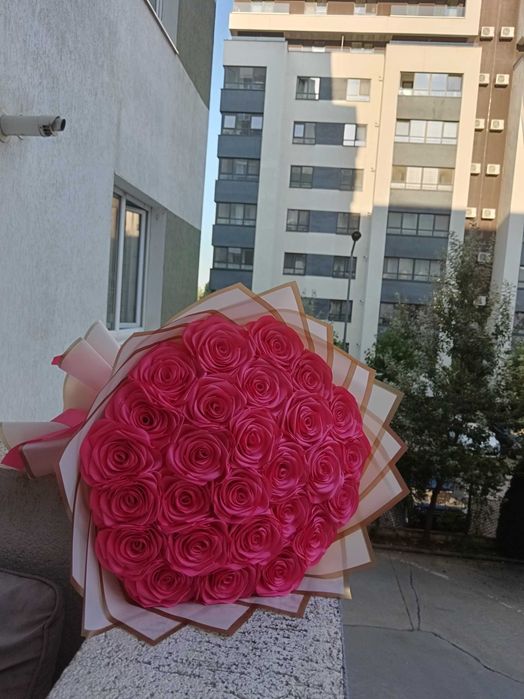 Buchet satin 27 trandafiri