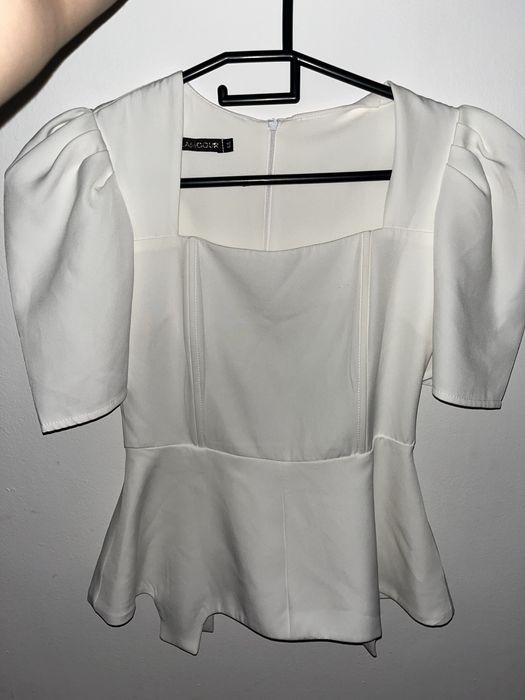 Блузка белая красивая