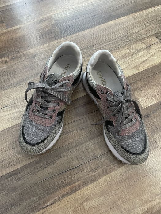 Много обувки . Всички са 37 номер