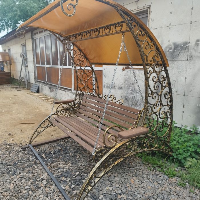 Качеля садовая с элементами ковки