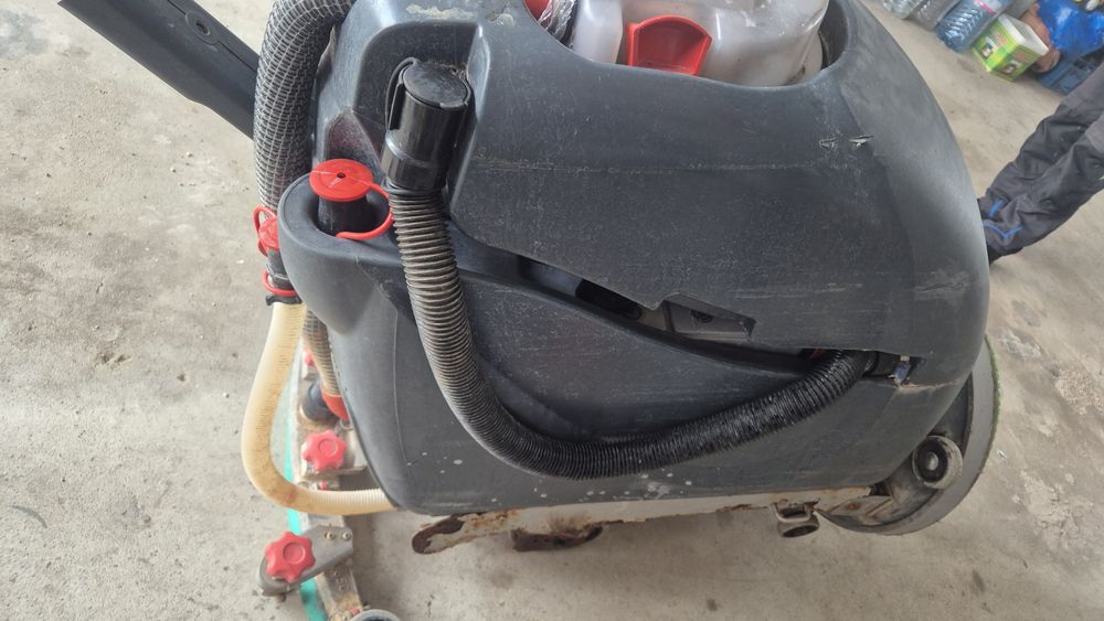 Машина за почистване на под