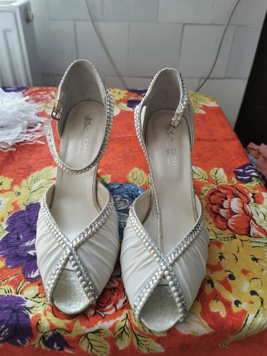 Pantofi albi, nr 38, primiți cadou