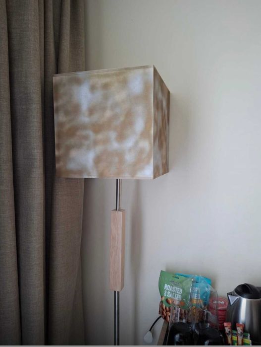 Интериорна ,нощна лампа ,която се поставя на пода .