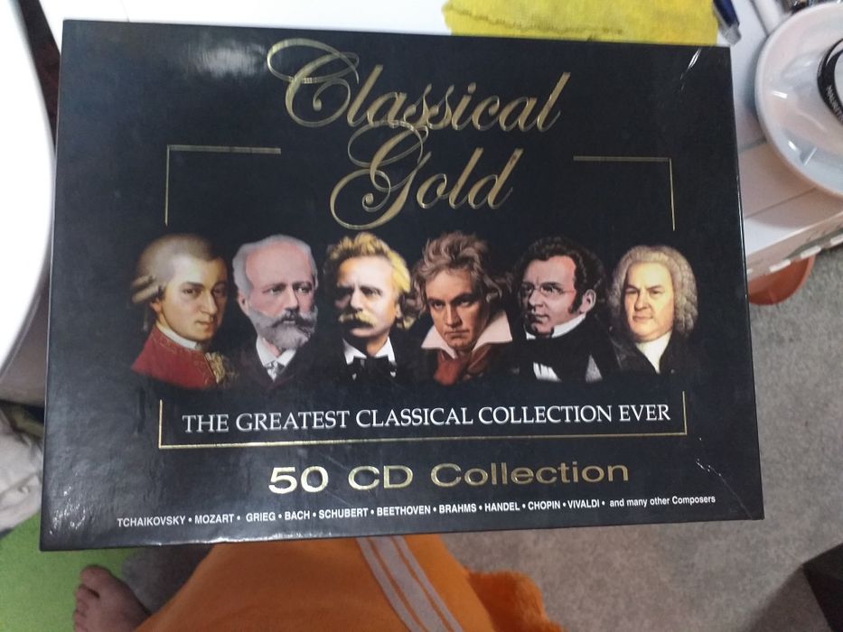 Se vinde o colecție de 50 de CD.cine cunoaște stie.