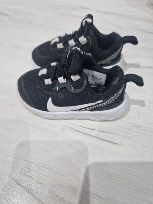 маратонки nike element