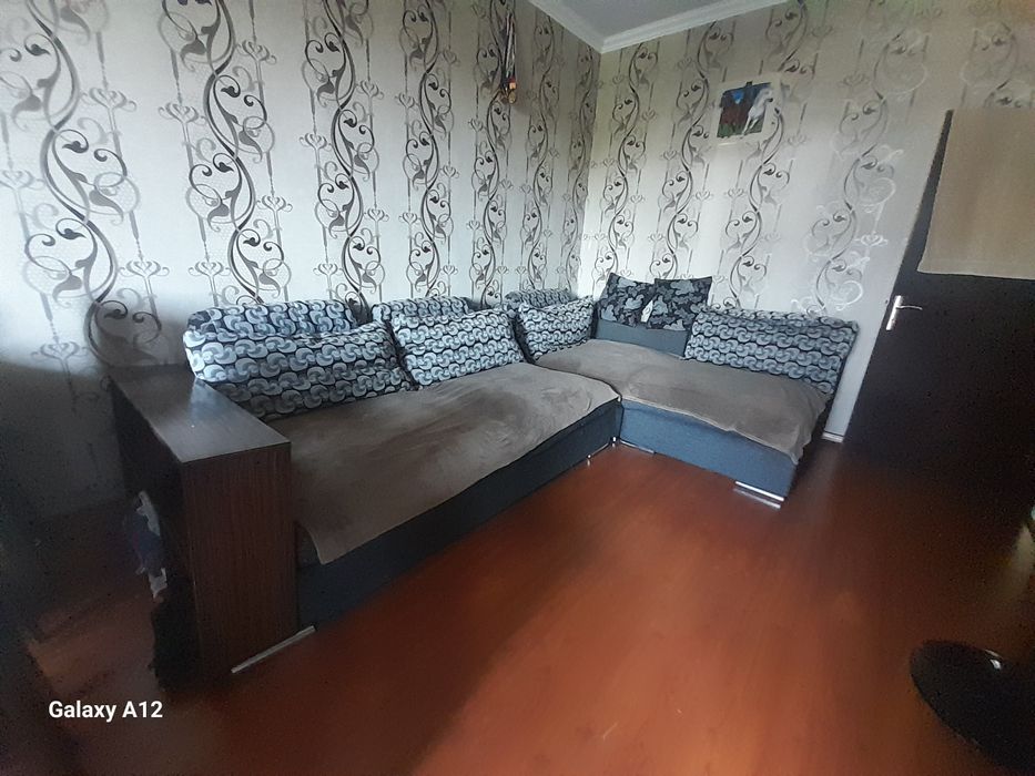 Диван с кроватью внутри