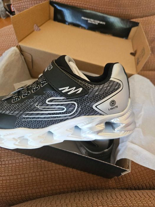 Лот чисто нови маратонки Skechers номер 32