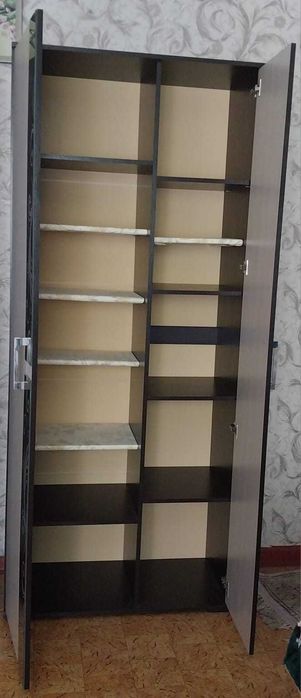 Шкаф с полками - для книг, игрушек.