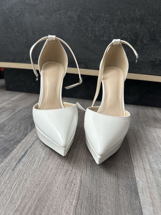 Бели обувки на еисок ток и платформа - подходящи за булчински обувки