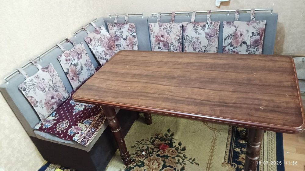 Uglavoy divan Sotiladi srochniy